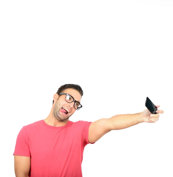 Primer plano de hombre guapo joven mirando el teléfono inteligente y tomando s — Foto de Stock