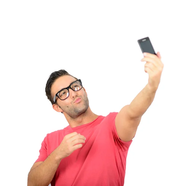 Primo piano di giovane bell'uomo guardando smartphone e prendendo s — Foto Stock
