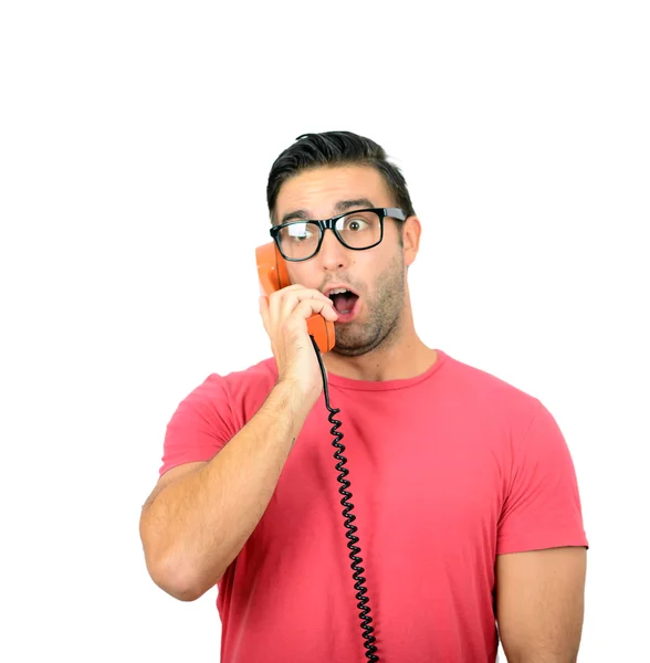 Portret młodego człowieka krzyczeć na telefon na białym tle — Zdjęcie stockowe