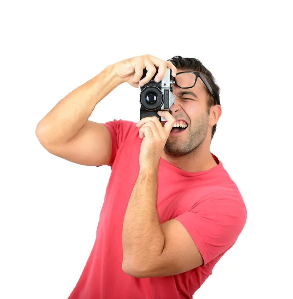 Giovane utilizzando una fotocamera retrò contro sfondo bianco — Foto Stock