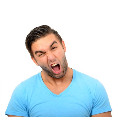 Beyaz arka planda çığlık öfkeli adam portresi