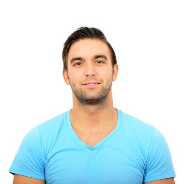 Beyaz arka plan üzerinde gülümseyen yakışıklı bir adam portresi