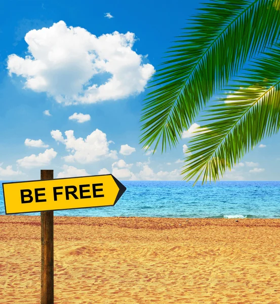 Tropical beach and direction board saying BE FREE — Stock Photo, Image