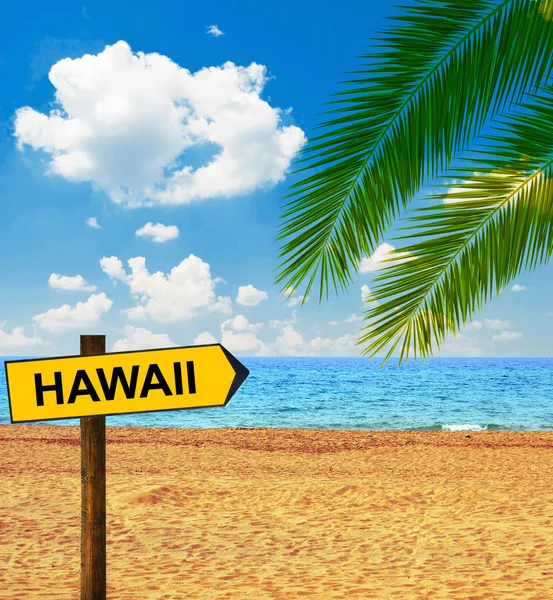 Tropical beach and direction board saying HAWAII — Stock Photo, Image