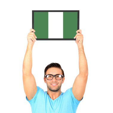 Kurulu Ulusal fl ile gidiyor genç ve rahat bir adam portresi