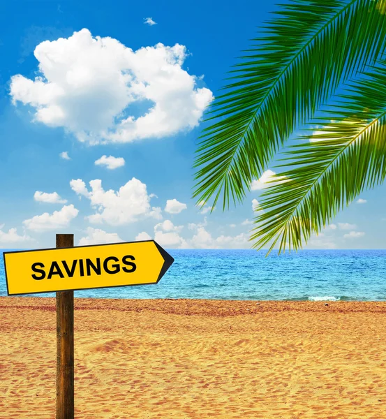 Plage tropicale et panneau de direction disant SAVINGS — Photo