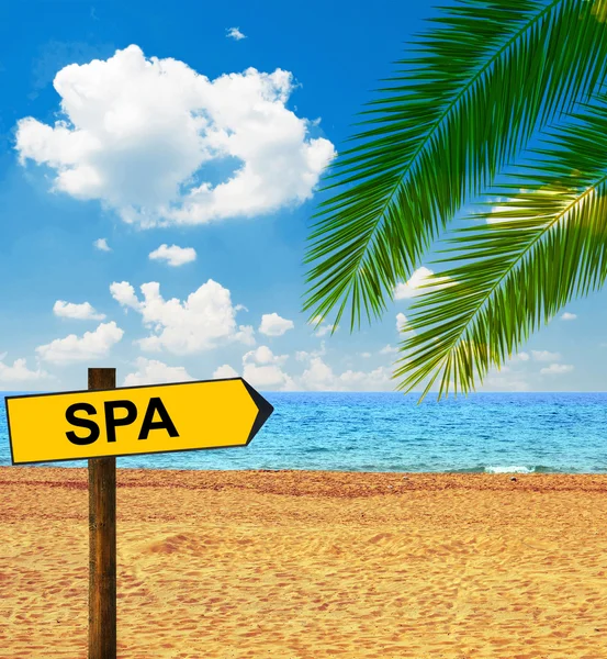 Playa tropical y tablero de dirección diciendo SPA — Foto de Stock