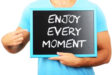 Blackboard elinde tutan ve kelime Enjoy hiç işaret eden adam