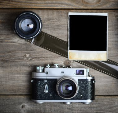 Vintage fotoğraf makinesi ile lensler ve boş eski fotoğraf üzerinde ahşap ba