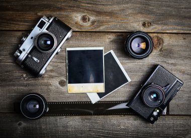 Vintage fotoğraf makinesi ile lensler ve boş eski fotoğraf üzerinde ahşap ba