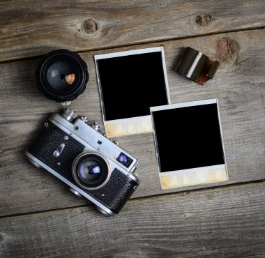 Vintage fotoğraf makinesi ile lensler ve boş eski fotoğraf üzerinde ahşap ba