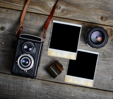 Vintage fotoğraf makinesi ile lensler ve boş eski fotoğraf üzerinde ahşap ba