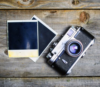 Vintage fotoğraf makinesi ile lensler ve boş eski fotoğraf üzerinde ahşap ba