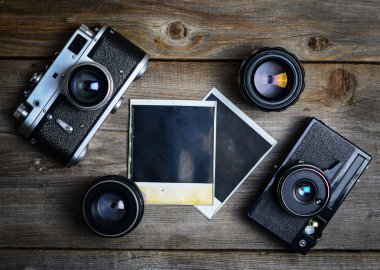 Vintage fotoğraf makinesi ile lensler ve ahşap b boş eski fotoğraf