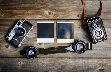 Vintage fotoğraf makinesi ile lensler ve ahşap b boş eski fotoğraf