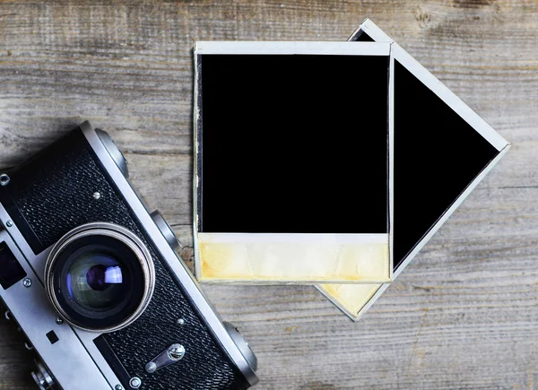 Oldtimer-Kamera mit leerem alten Foto auf Holzgrund - — Stockfoto