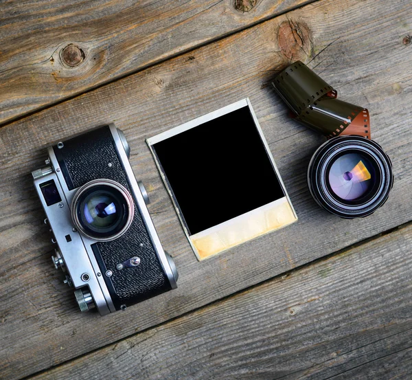 Oldtimer-Kamera mit Objektiven und leerer alter Fotografie auf Holzplatte — Stockfoto