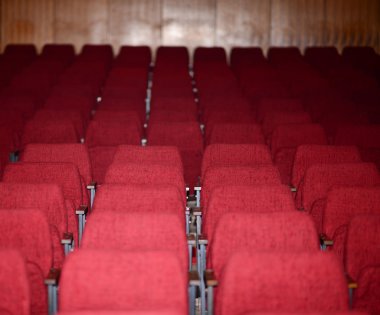 Sinema Tiyatro konferans ya da konser için boş kırmızı koltuk