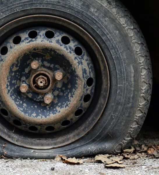 Neumático de coche plano — Foto de Stock