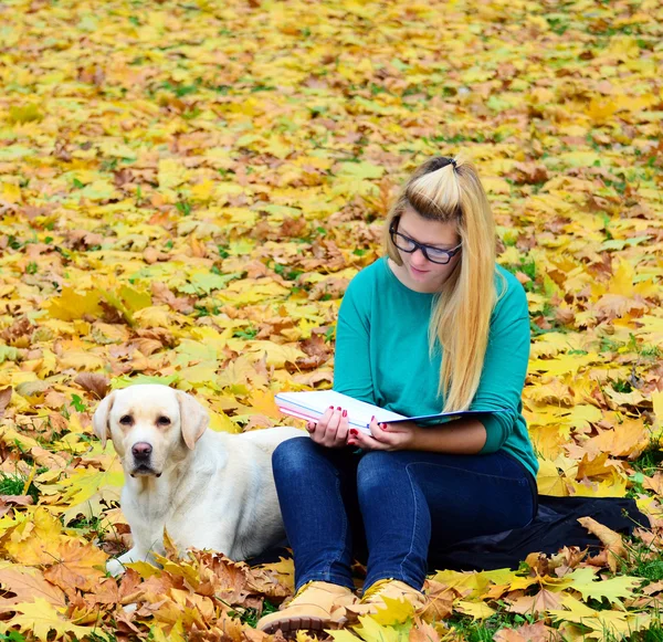 Flicka med hund studerar i naturen — Stockfoto