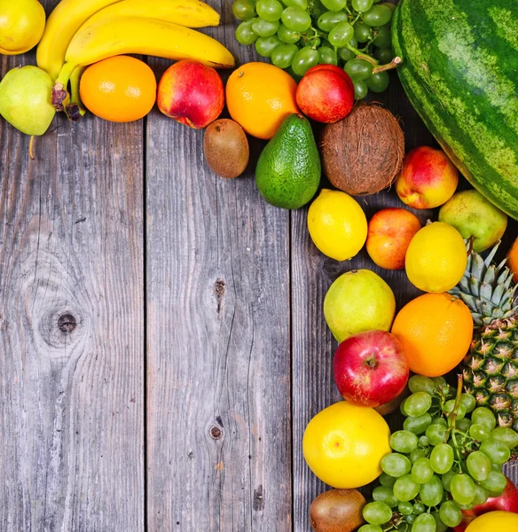 Enorme grupo de frutas frescas coloridas em fundo de madeira - Saúde — Fotografia de Stock