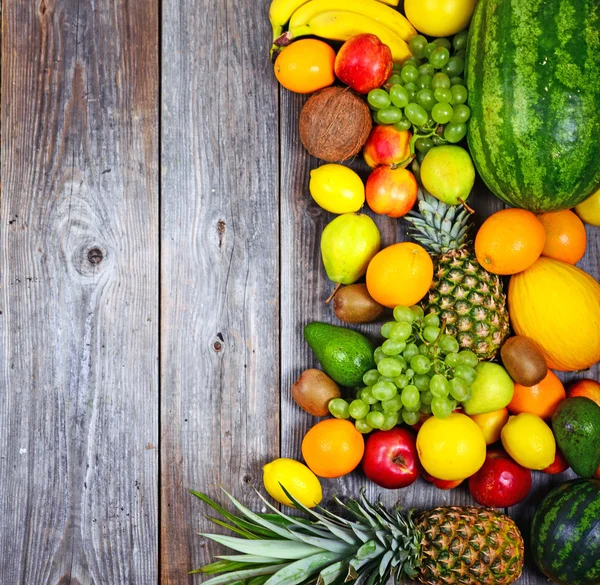 Taze renkli meyve ahşap arka plan - sağlık üzerinde büyük grup — Stok fotoğraf