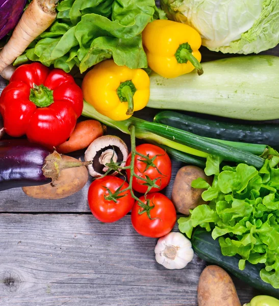 Enorme grupo de verduras frescas en la mesa de madera - Alta calidad s —  Fotos de Stock