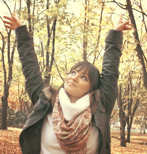 Porträt einer glücklichen Frau im Herbstwald — Stockfoto