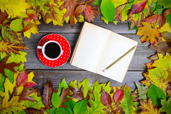 Πολύχρωμο φθινόπωρο φόντο με βιβλίο Φθινοπωρινά φύλλα και καφέ — Φωτογραφία Αρχείου