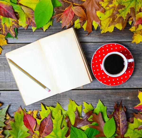 Fond d'automne coloré avec livre de feuilles automnales et café Photo De Stock