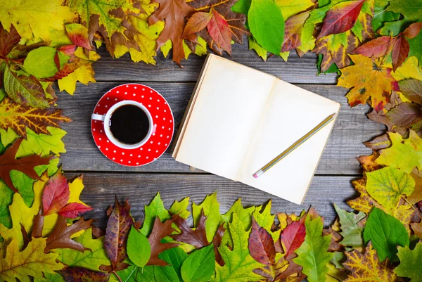 Kleurrijke herfst achtergrond met herfst bladeren boek en koffie Rechtenvrije Stockafbeeldingen