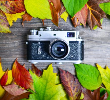 ahşap masa üzerinde Vintage fotoğraf makinesi