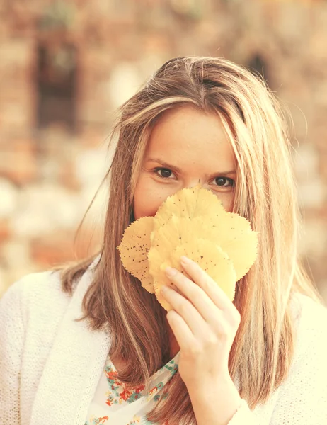 Mujer de otoño feliz con hojas de otoño coloridas — Foto de Stock