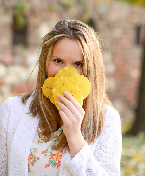 Höstens kvinna nöjd med färgglada fall blad — Stockfoto