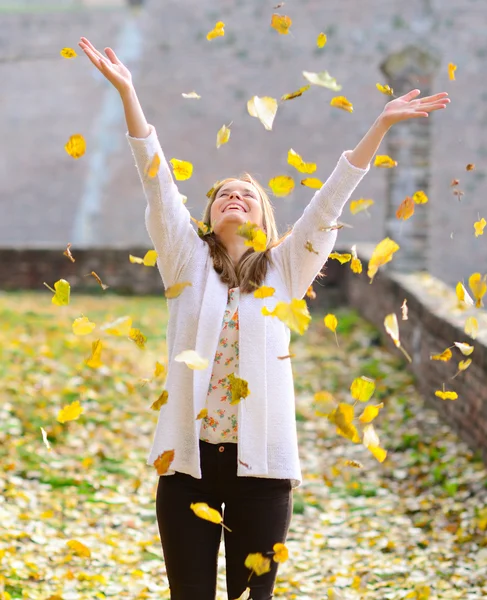 Gelukkige vrouw genieten van herfst in park — Stockfoto