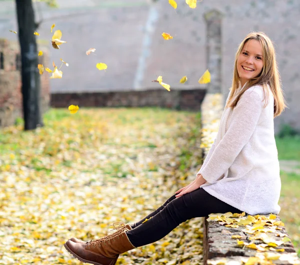 Felice donna sorridente rilassante nel parco autunnale — Foto Stock