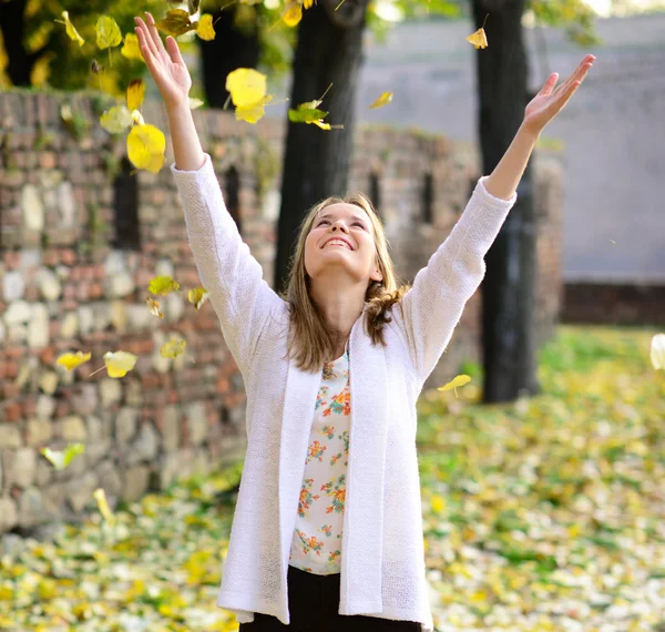 Donna felice godersi l'autunno nel parco — Foto Stock