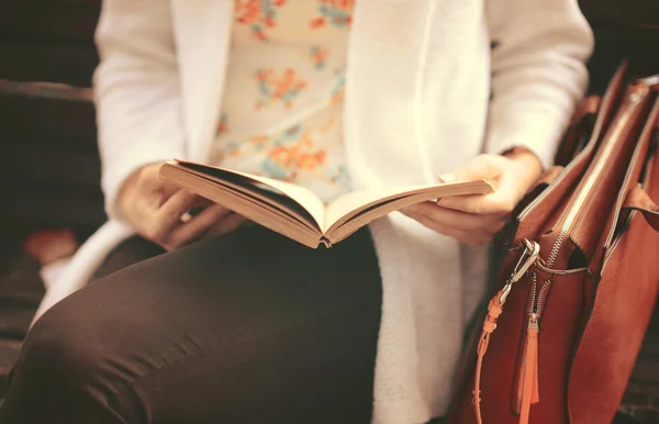 Reading a book concept — Stock Photo, Image