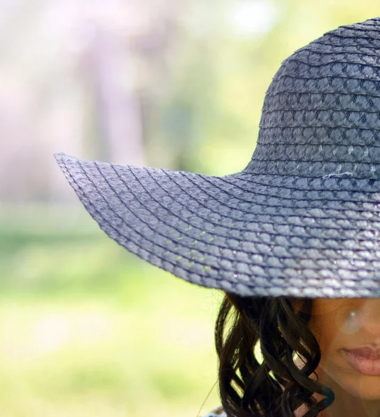 Ritratto di bella ragazza con capelli arricciati e cappello di paglia a ret — Foto Stock