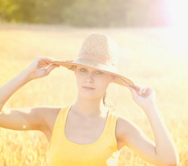 Chica disfrutando de la naturaleza — Foto de Stock