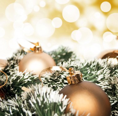Altın christmas baubles şenlikli bir bok karşı oluşan