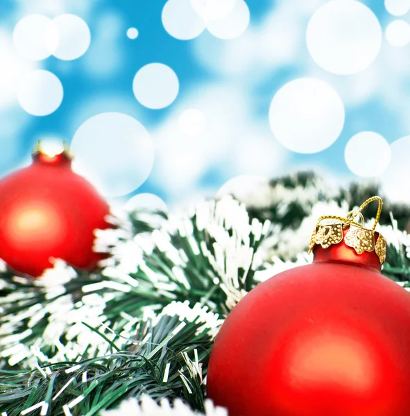 Red christmas ornament ball against blue bokeh background — Stock Photo, Image