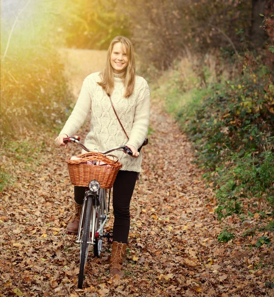 Beautiful woman enjoying nature driving bicycle — Stock Photo, Image