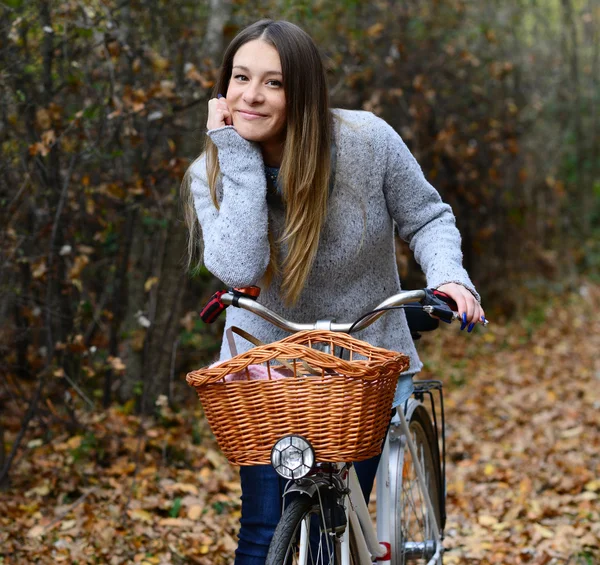 Piękna kobieta z przyrodą jazdy rowerem — Zdjęcie stockowe