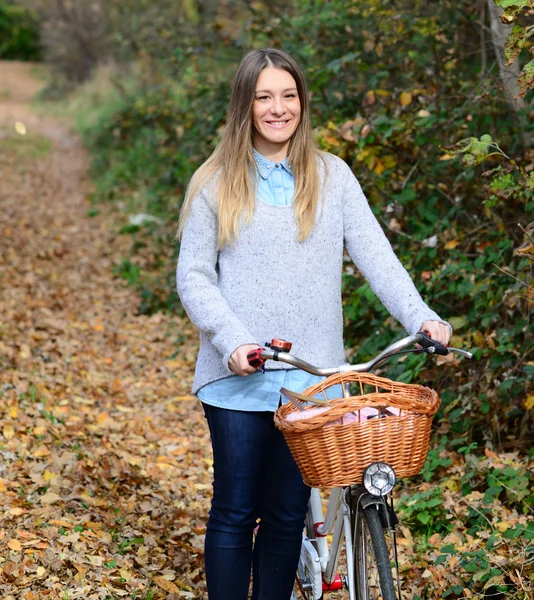 Vacker kvinna njuter av naturen kör cykel — Stockfoto