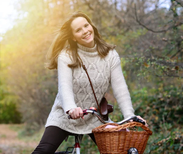 Vacker kvinna njuter av naturen kör cykel — Stockfoto
