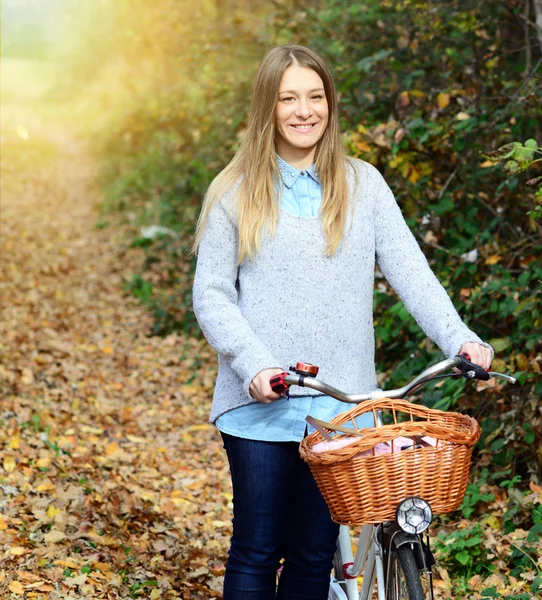 Vacker kvinna njuter av naturen kör cykel — Stockfoto