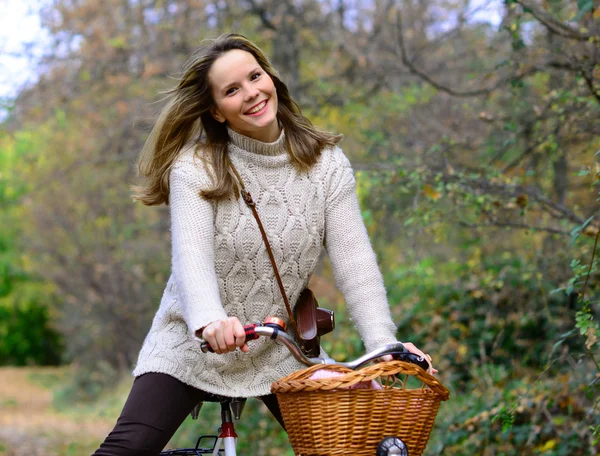 Piękna kobieta z przyrodą jazdy rowerem — Zdjęcie stockowe