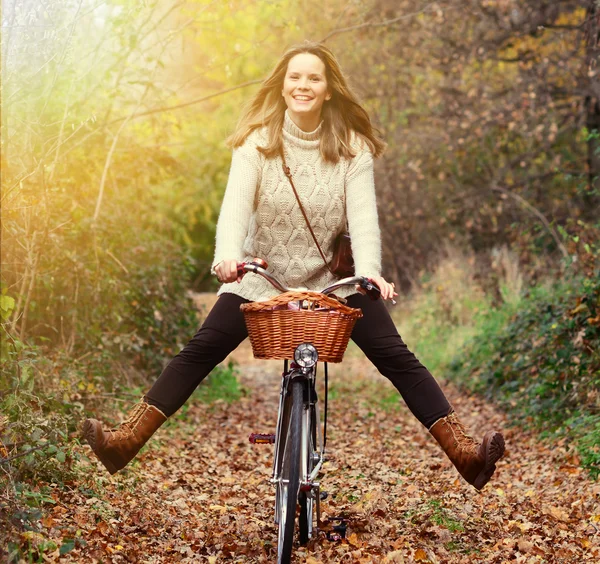 Schöne Frau genießt die Natur beim Fahrradfahren — Stockfoto