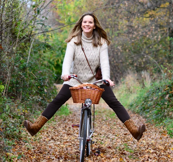 Vacker kvinna njuter av naturen kör cykel — Stockfoto